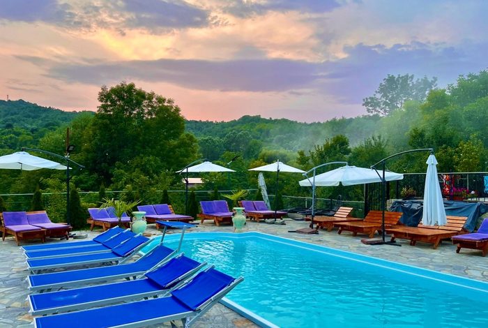 Piscina exterioară încălzită, la apus