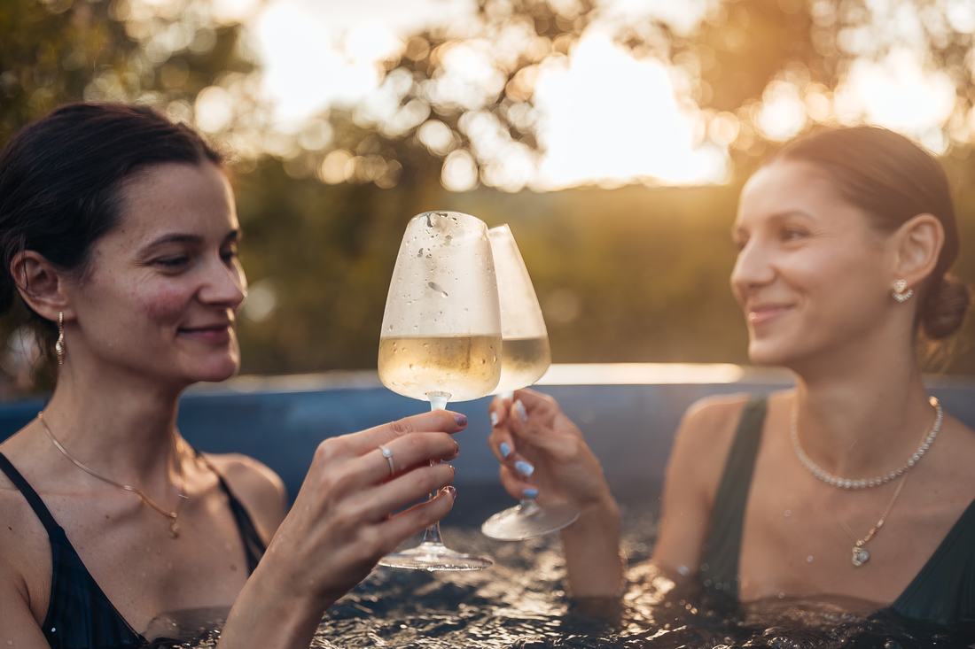 Un pahar de vin în ciubăr, la apus