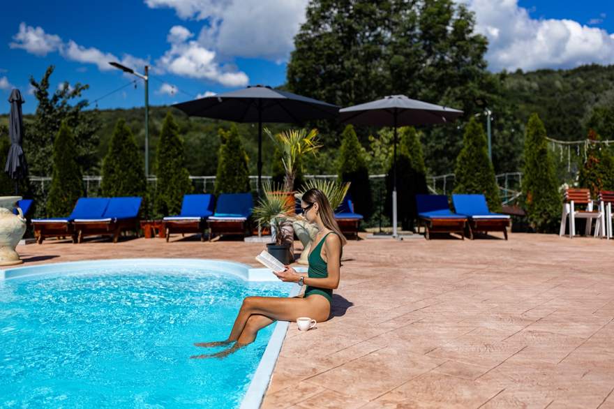 Piscina exterioară încălzită