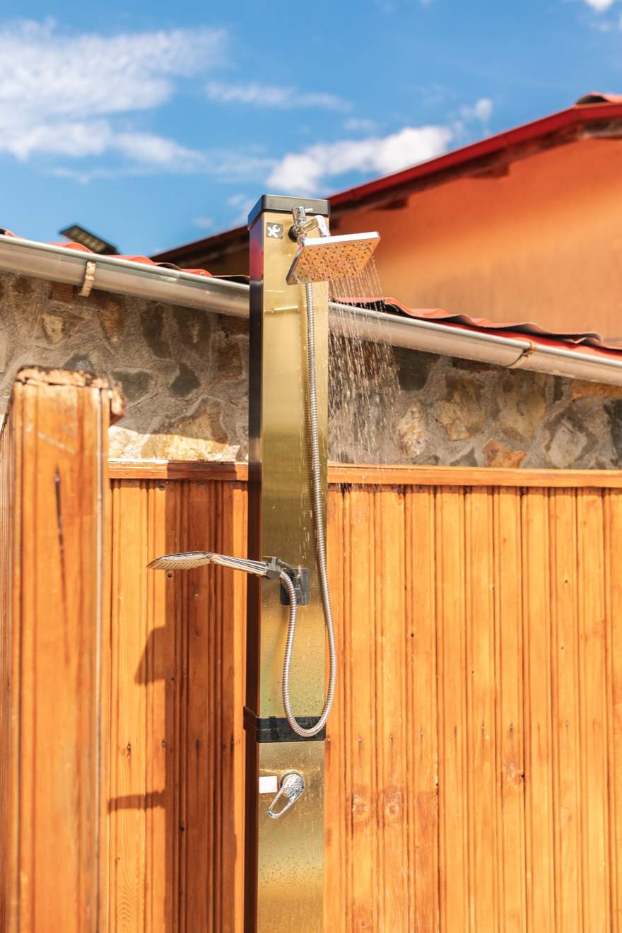 Dușul exterior de lângă ciubăr