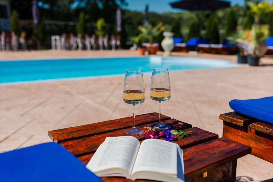 O carte și un pahar de vin