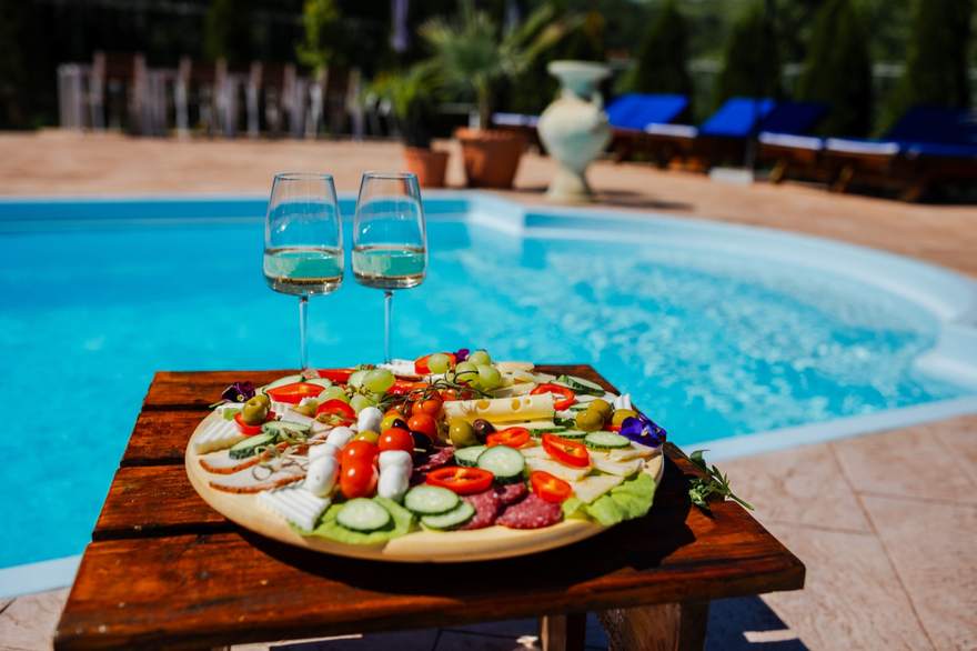 Platou servit lângă piscină