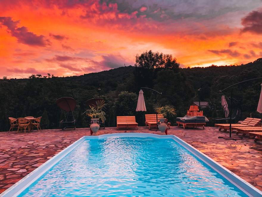 Apus de septembrie peste piscină