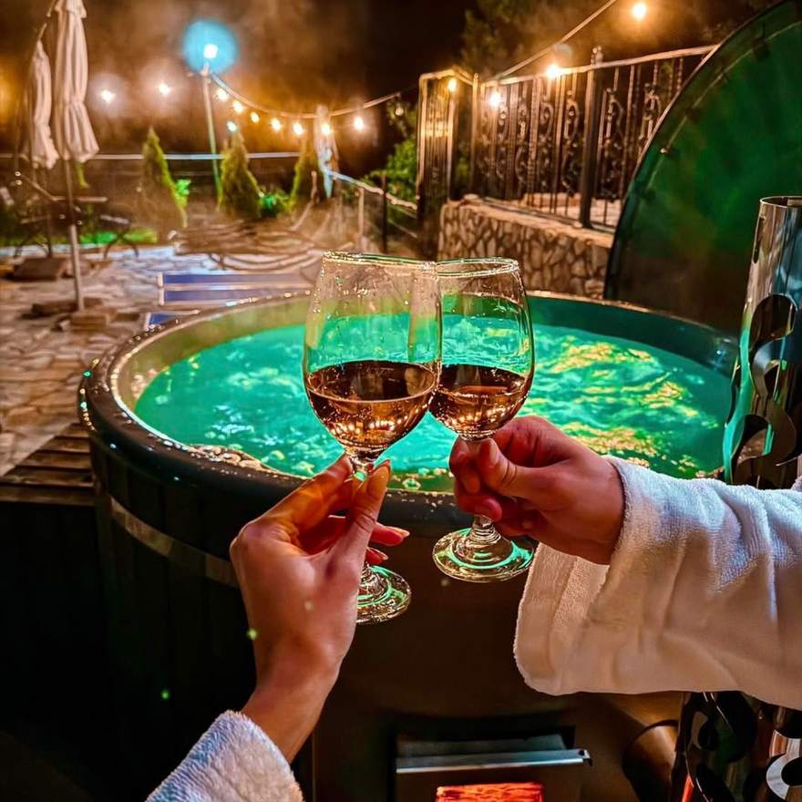 Ciubărul cu jacuzzi, seara