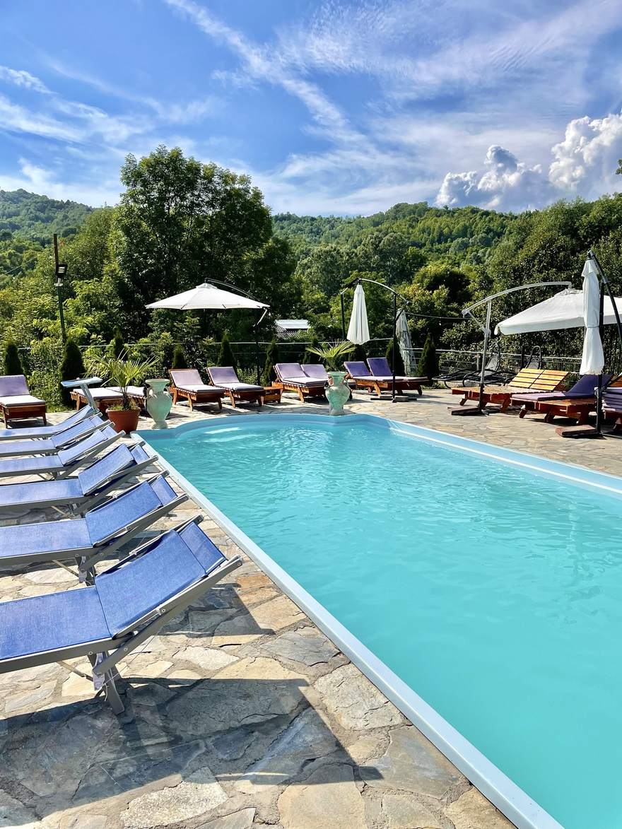 Curtea, într-o zi de vară