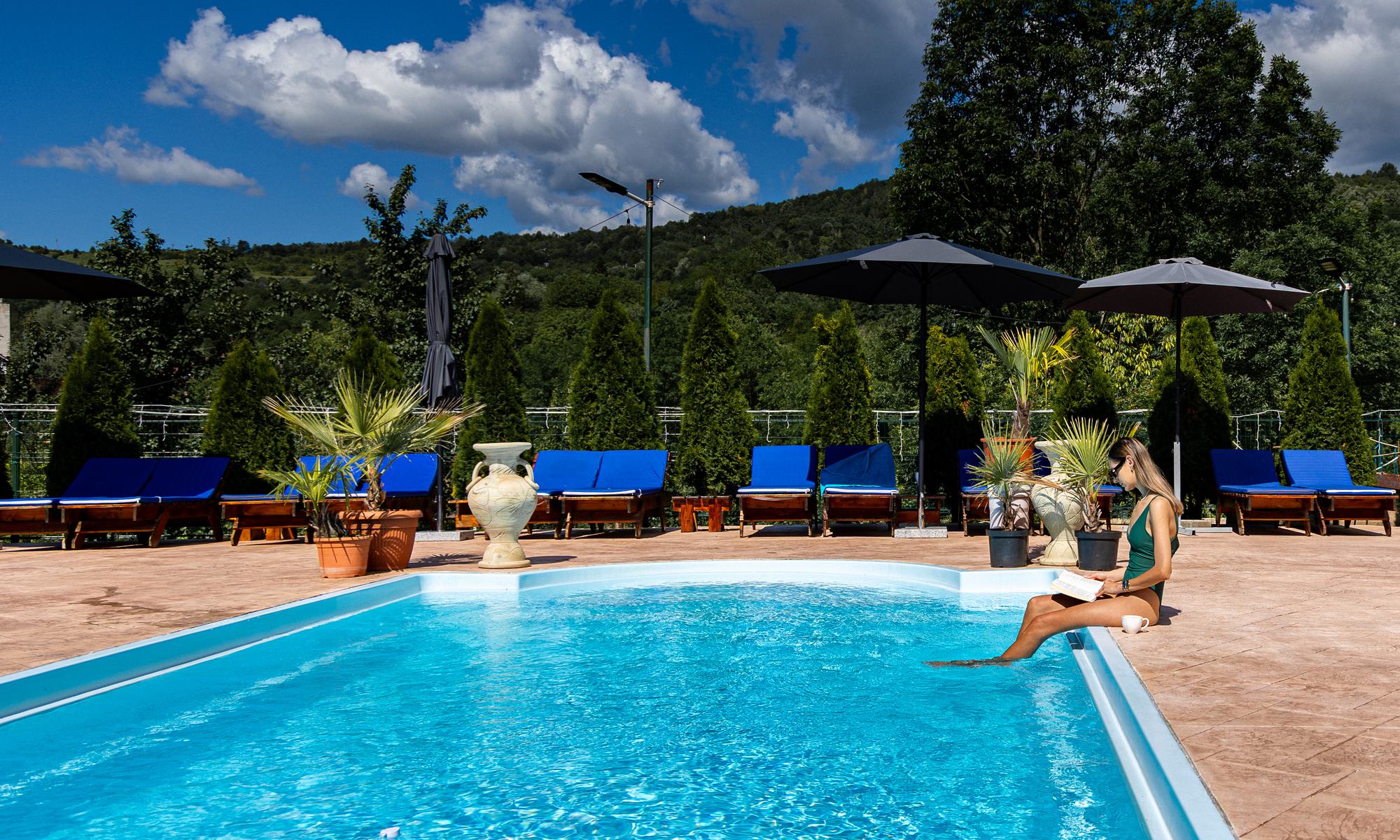Vedere de sus a piscinei încălzite și a curții de la Pensiunea Portas