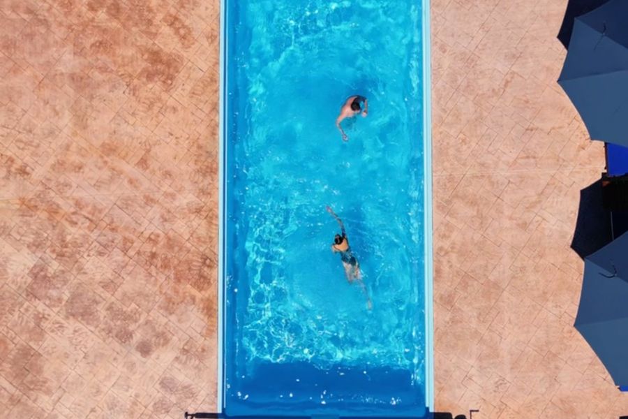 Piscina exterioară încălzită văzută de sus