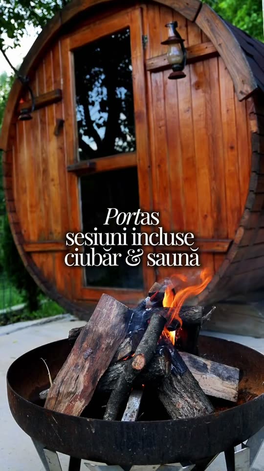 Focul aprins lângă sauna-butoi