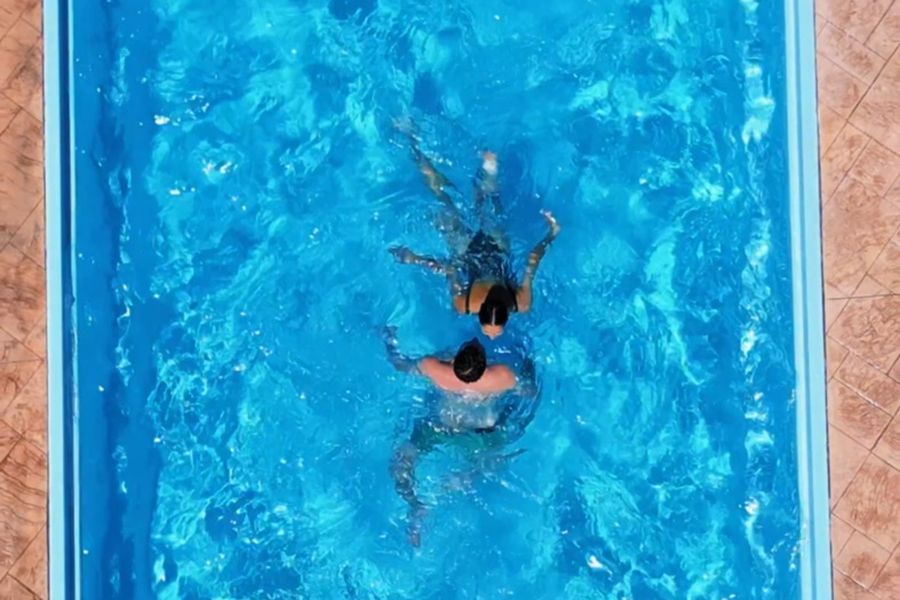 Oaspete înotând în piscina încălzită