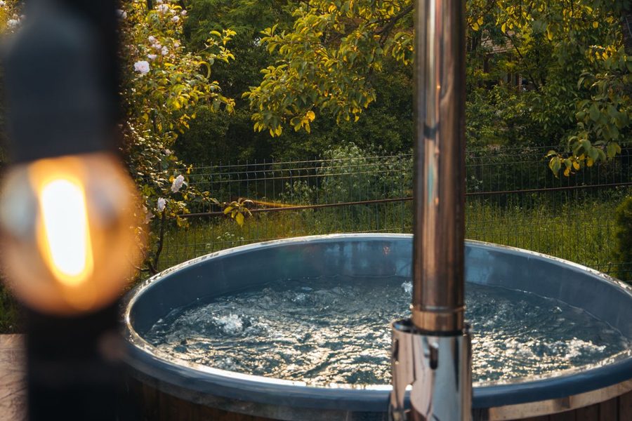 Ciubărul de lemn cu jacuzzi, seara