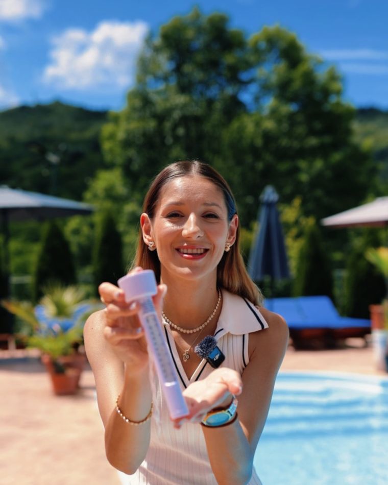 Termometru scos din apa piscinei, la Pensiunea Portas