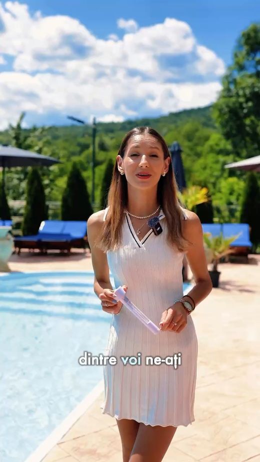 Fata cu termometrul, lângă piscină