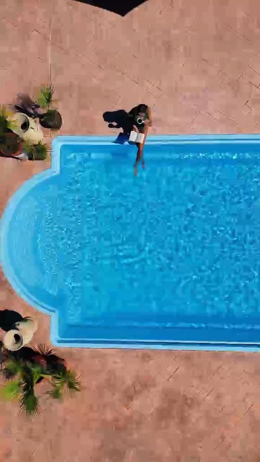 Piscina încălzită, văzută de sus